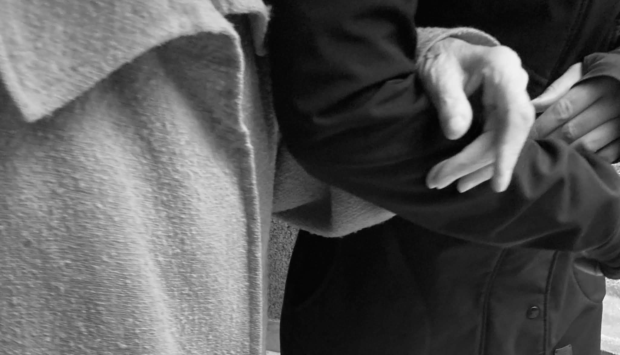 Detail držení za ruku při doprovodu a osobní asistenci