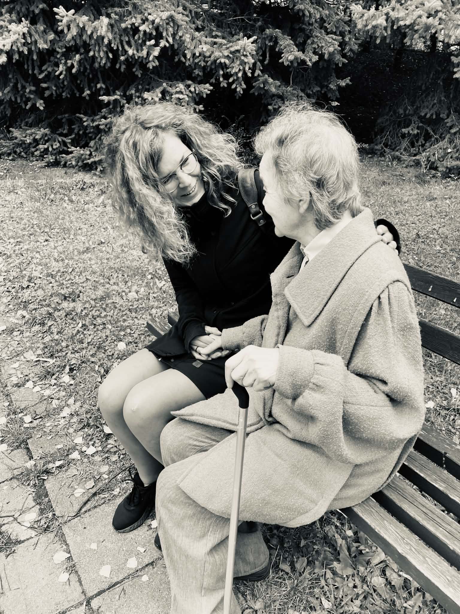 Tereza Vaculíková naslouchá seniorce na lavičce v parku